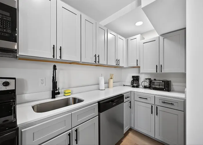 Contemporary 2Br Near Dining And Transit