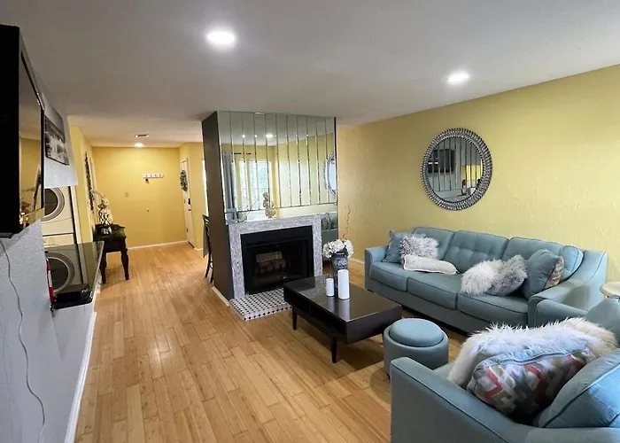 Comfortable Condo Near Major Plants & Beach