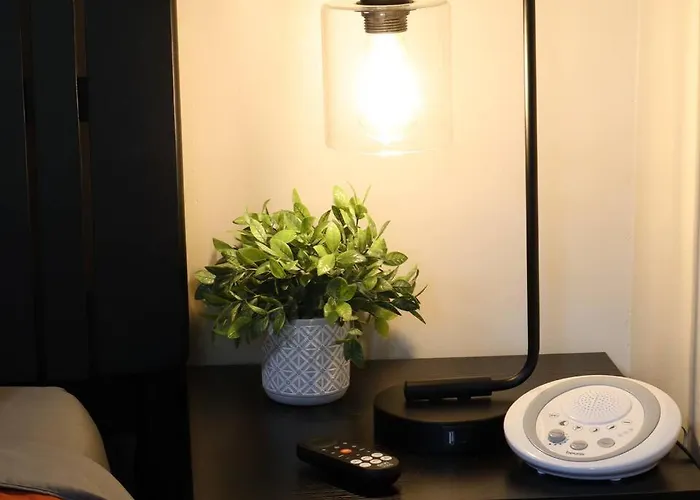 Modern 2Br Upstairs Unit - Sleeps 4 • Free Parking
