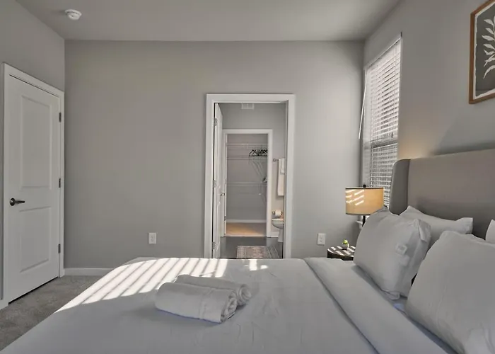 Comfy 2Bd Abode Mins From Dt Clayton Pool Gym
