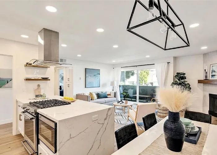 Three Bedroom Coastal Residence With Ocean Views