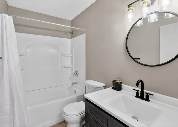 Contemporary 2Br Apartment With Workspace