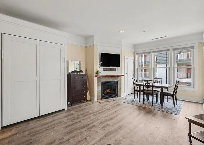 Luxurious King Suite 364 In Bay Harbor, Perfect For Couples, With Stunning Village Views.