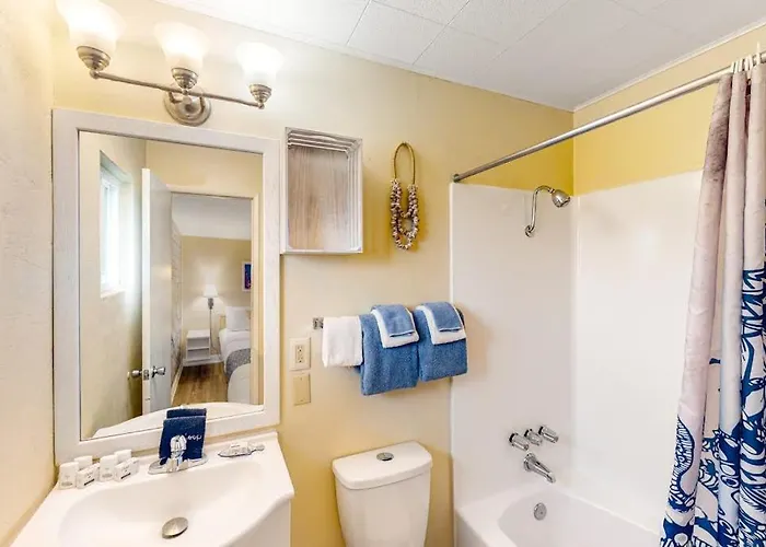 Retro Getaway Near Beach With Fast Wifi - Walk To Downtown Shops & Eateries