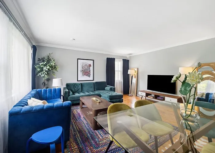 Retro 3Br Walkup Apt And Shared Yard And Parking