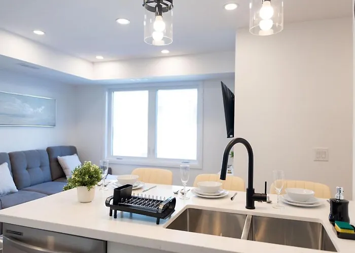 Contemporary Comfort 2Br Kitchener Escape