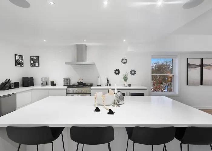 Modern 2-Bedroom & Den Near The Falls Parking Included Sleeps 6