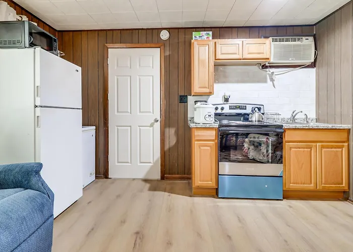 Metro Detroit Home Base W/ Yard, Pets Welcome!