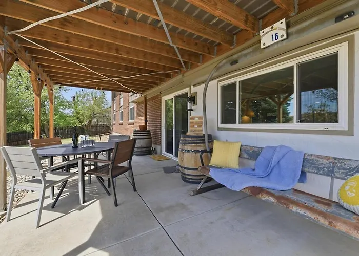 Near Red Rocks - Patio, Yard & Foothill Views