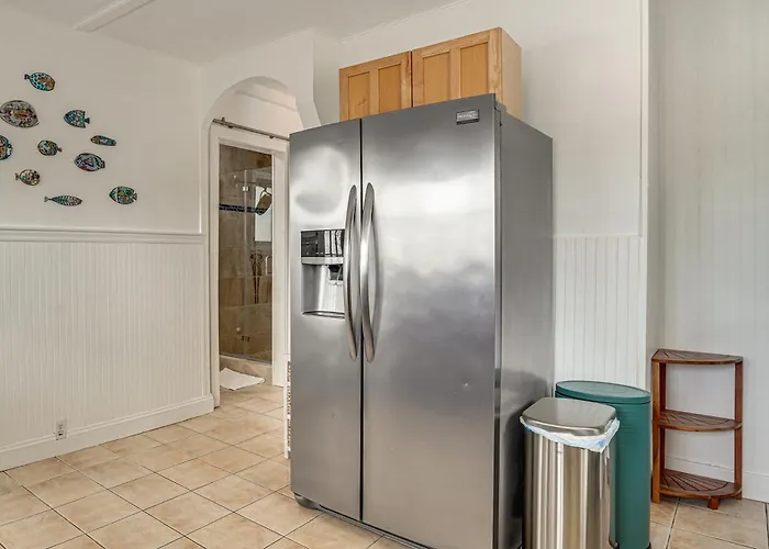 Gloucester Large 2-Room Studio, Full Kitchen, Deck