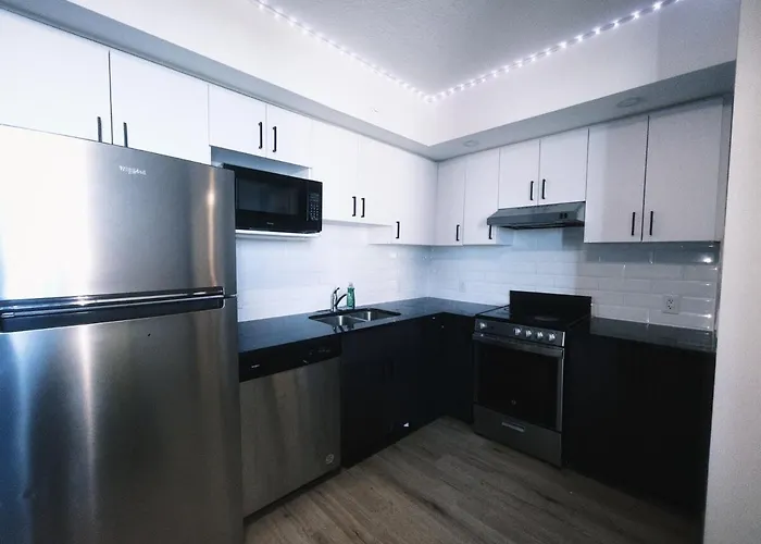 Modern 2Br Oasis Sleeps Up To 6 With Private Balcony