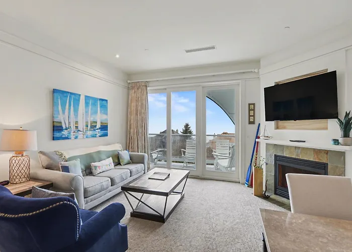 Captain'S Lakeview Suite 419 In Bay Harbor Offers Stunning Views And Modern Comforts.