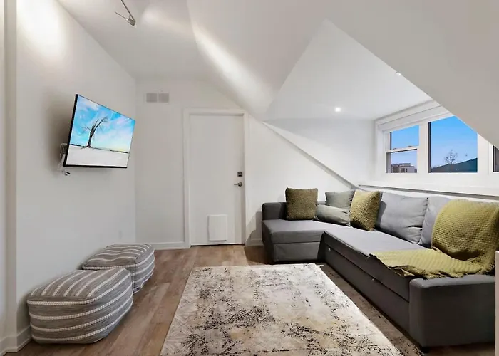 Modern 2-Bedroom & Den Near The Falls Parking Included Sleeps 6