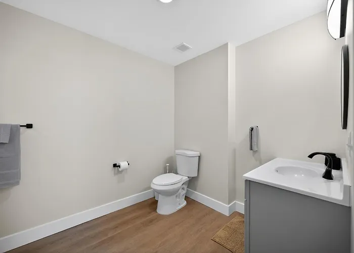 Contemporary 2Br Near Dining And Transit