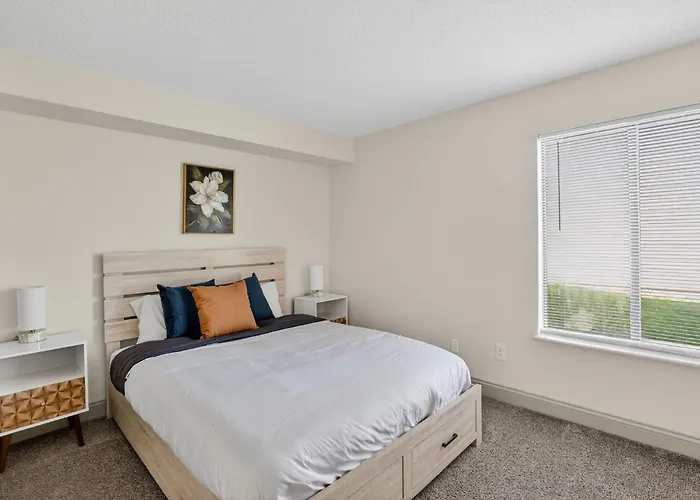 Bright 2Br Apartment Near Kansas City