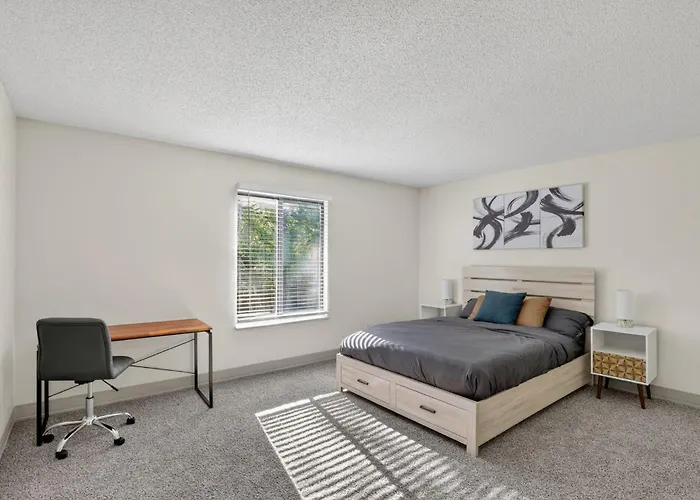 Contemporary 2Br Apartment With Workspace