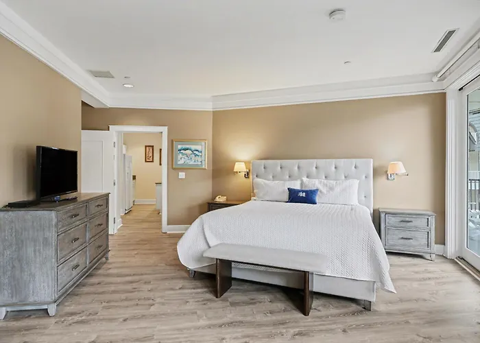 Luxurious King Suite 364 In Bay Harbor, Perfect For Couples, With Stunning Village Views.