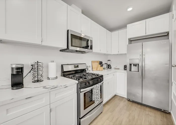 One Lux Stay Coastal 2Br Retreat Near The Beach