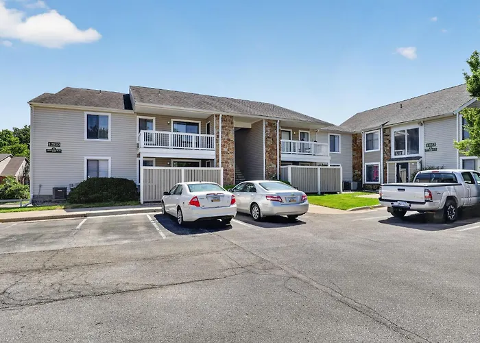Bright 2Br Apartment Near Kansas City