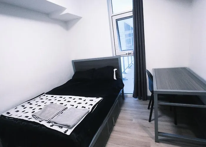 Modern 2Br Oasis Sleeps Up To 6 With Private Balcony
