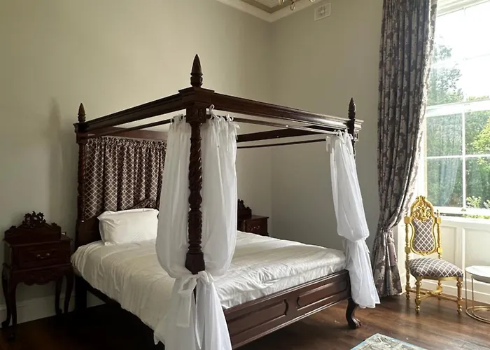 Uppercourt Manor