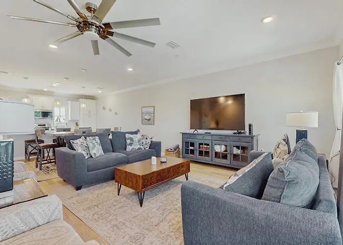 Airy Townhouse With Pool Hot Tub Central Ac & Washerdryer - Dog-Friendly