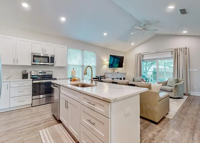 Spacious Private Home With Private Yard Close To Beaches