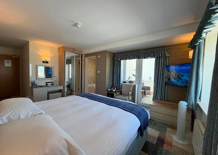 Cobo Bay Hotel