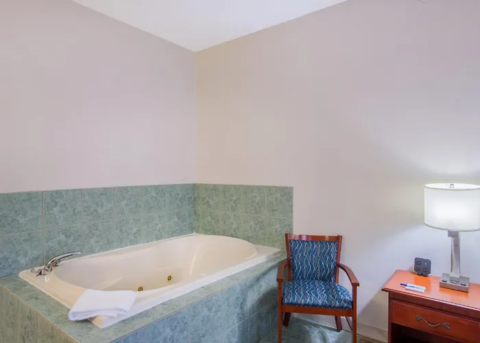 Holiday Inn Express Hotel & Suites Brattleboro By Ihg