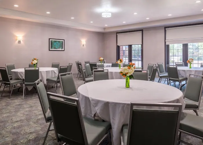 Holiday Inn And Suites Addison By Ihg