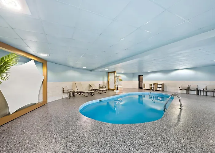 Holiday Inn Express & Suites Raleigh Ne - Medical Ctr Area By Ihg