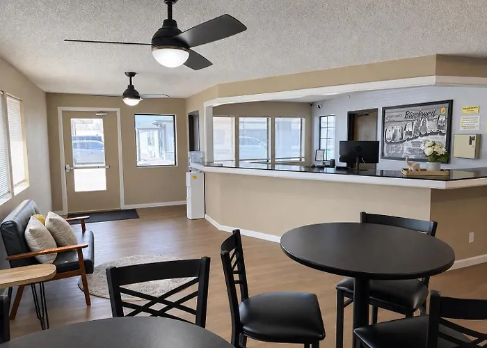 Super 8 By Wyndham Blackwell