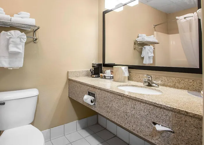 Quality Inn & Suites East Troy I-43