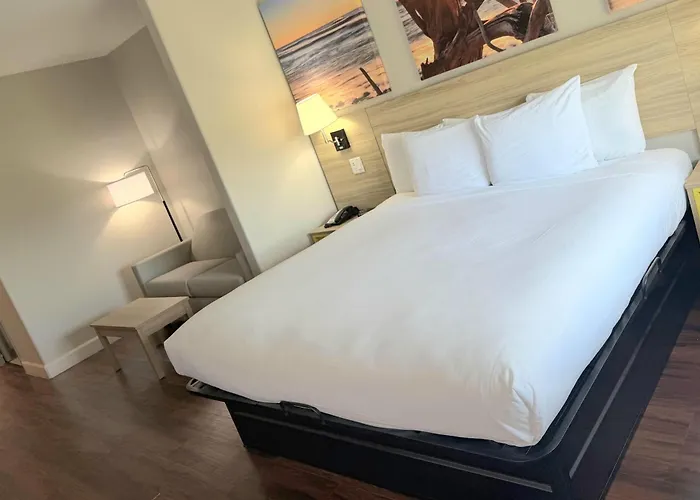 Days Inn & Suites By Wyndham Galveston West/Seawall