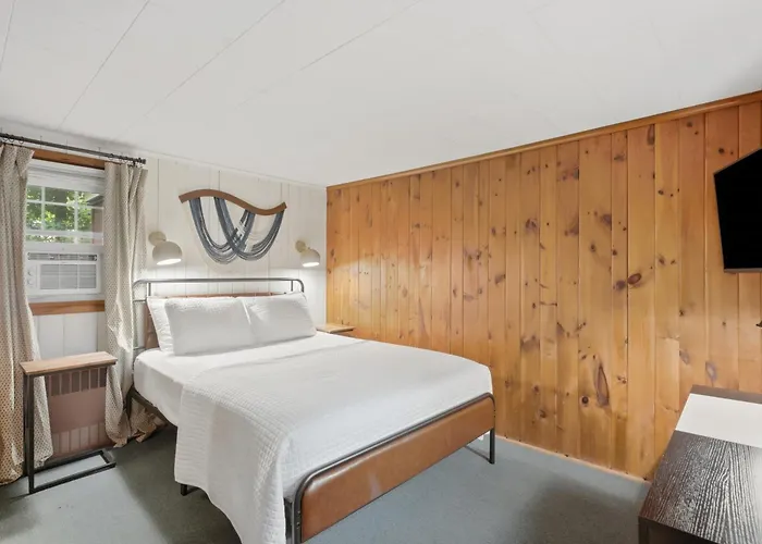 Phoenicia Lodge