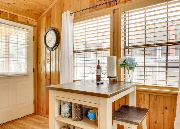 Couples Cabin W/ Luxury Deck, 1 Mi To Canyon Lake!