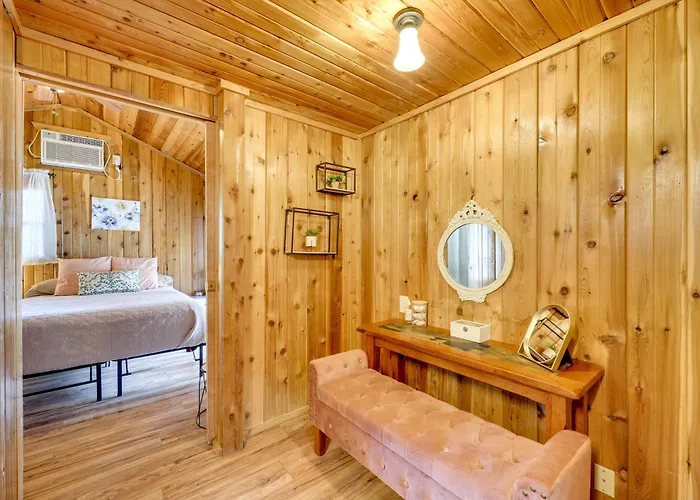 Couples Cabin W/ Luxury Deck, 1 Mi To Canyon Lake!