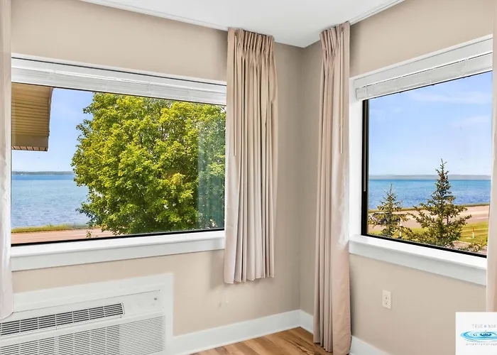 Gold Coast Inn - At The Bay In Traverse City