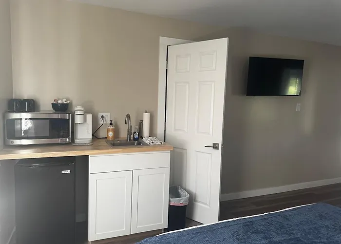 Anchor Bay Inn And Suites
