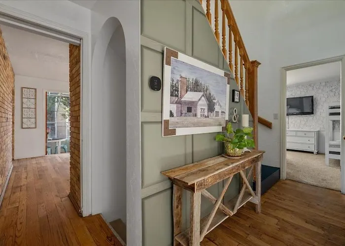 Unique Home Perfect For Gathering Pets Welcome!