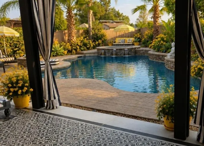 Vino Villa Large Home Sleeps 10! Large Salt Water Pool/Spa
