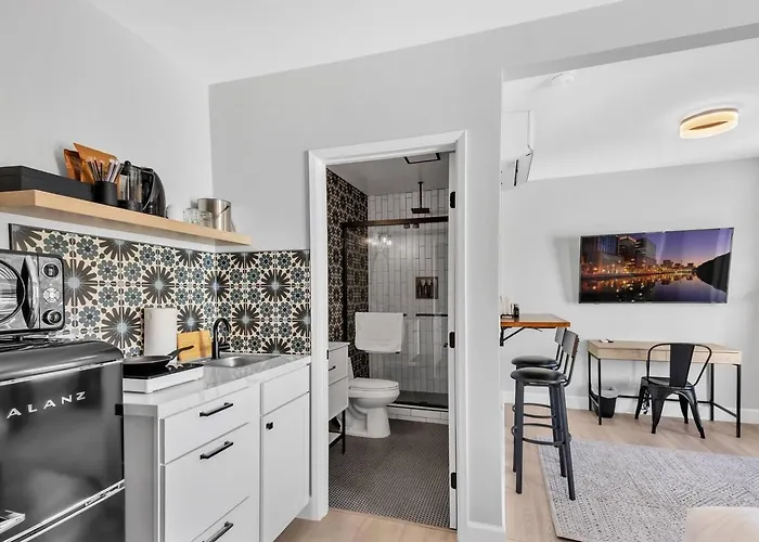 Single Bedroom - Queen Size. Heart Of Downtown Vista