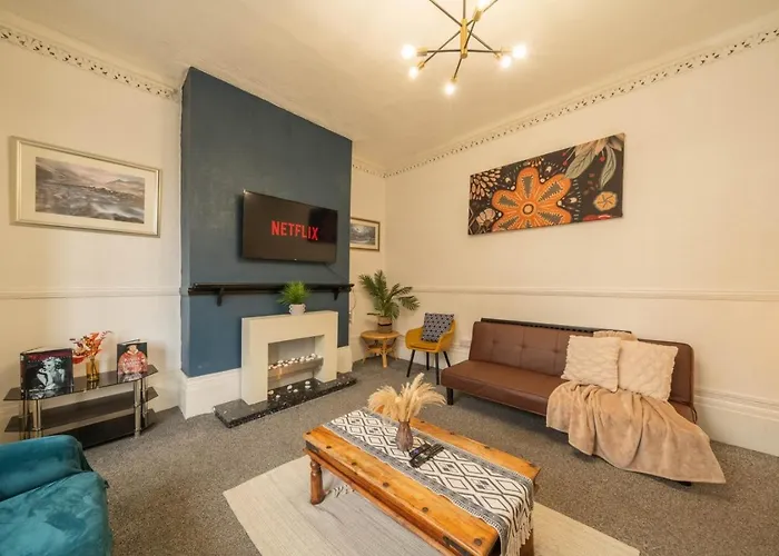 Spacious 3-Bedroom Home, City Centre, Free Parking, Sleeps 9
