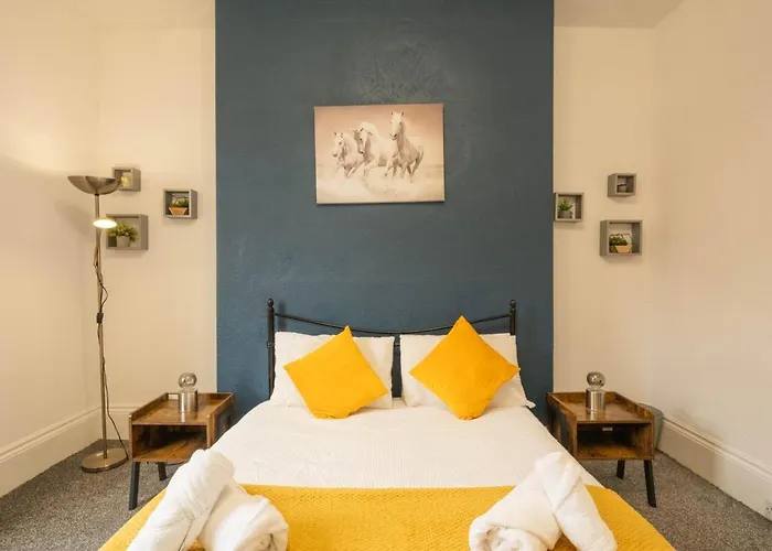 Spacious 3-Bedroom Home, City Centre, Free Parking, Sleeps 9