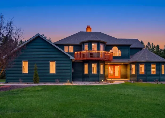 Cherry Hill- Charming Sister Bay Home, Backyard Oasis, Hottub