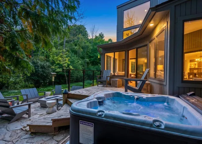 Wooded Wonder- Cozy Retreat, Hot Tub, Fire Pit, Game Room & Dogs!