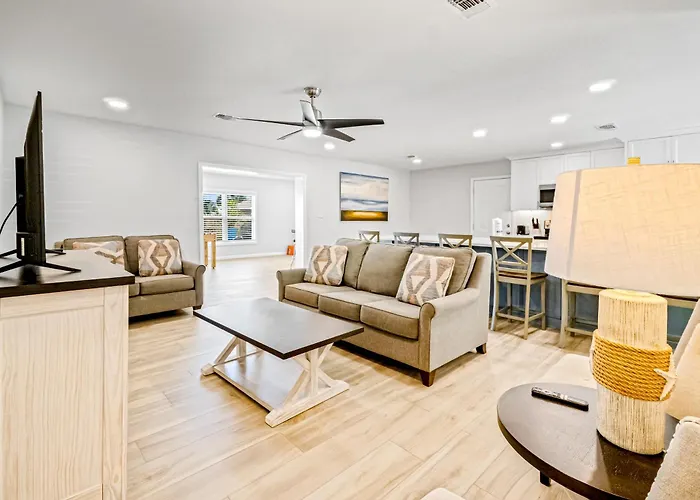 Modern Home With Wifi Deck Washer & Dryer And Central Ac