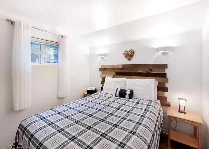 Dog-Friendly Mountain-View Cabin In Walkable Locale With Deck & Grill