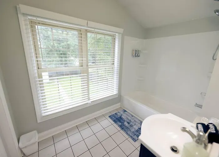 *Spacious 3-Bedroom~Deck*Firepit*Grill~12-Points