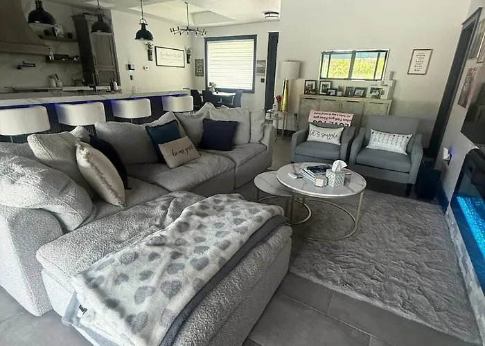 The Florida Oasis-A Cozy Modern Retreat